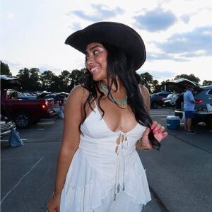 Meet your Posher, Thira